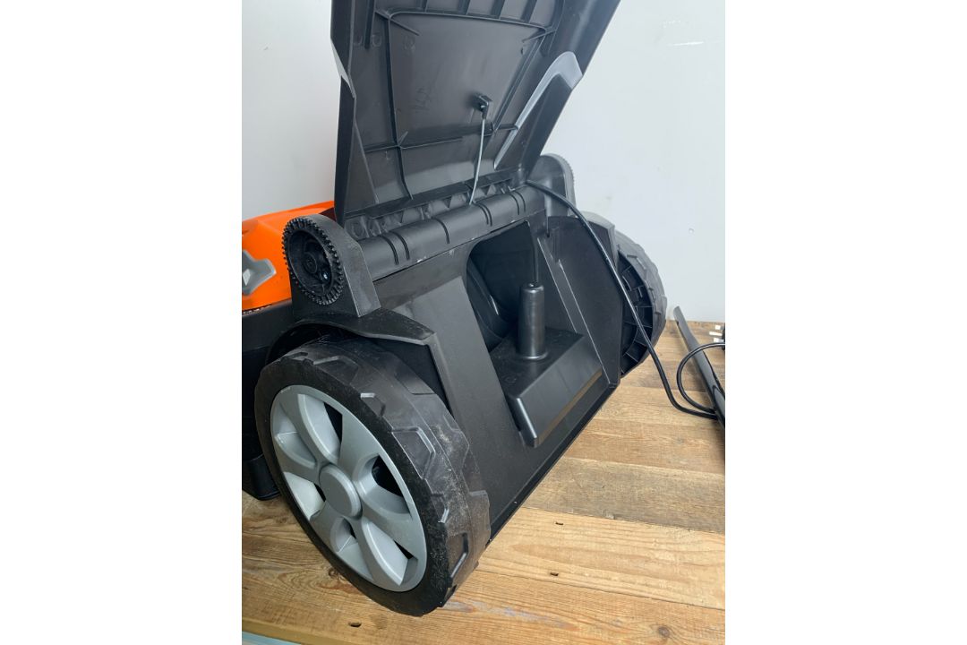Yardforce Electric Lawnmower EM U44- No Reserve - Image 8 of 13