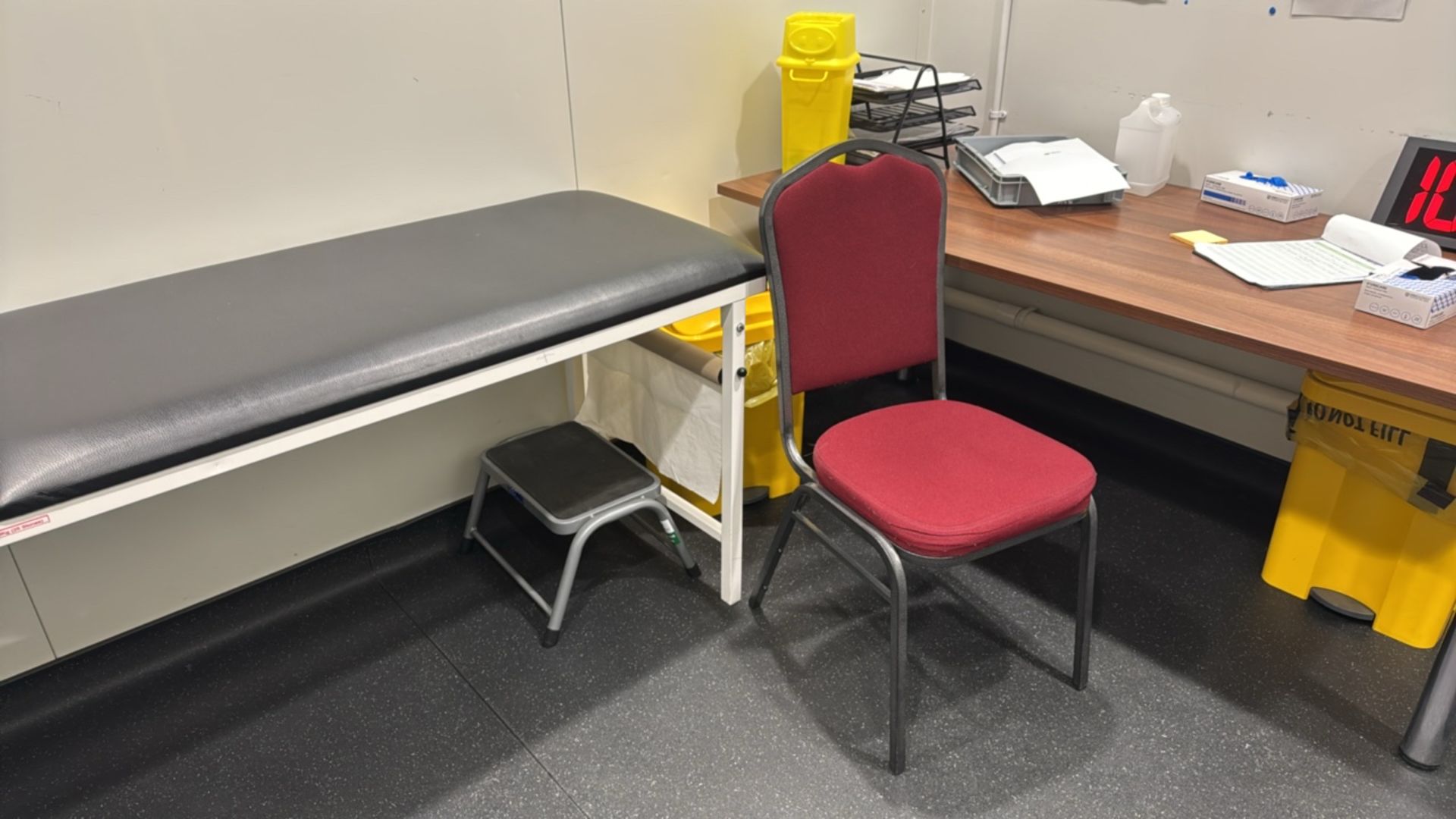 Contents of First Aid Room - Image 4 of 9