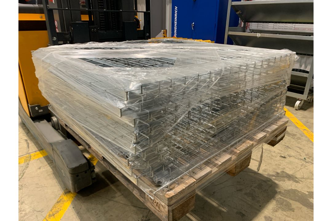Pallet Of Approximately 18 x Metal Racking Shelves - Image 2 of 5