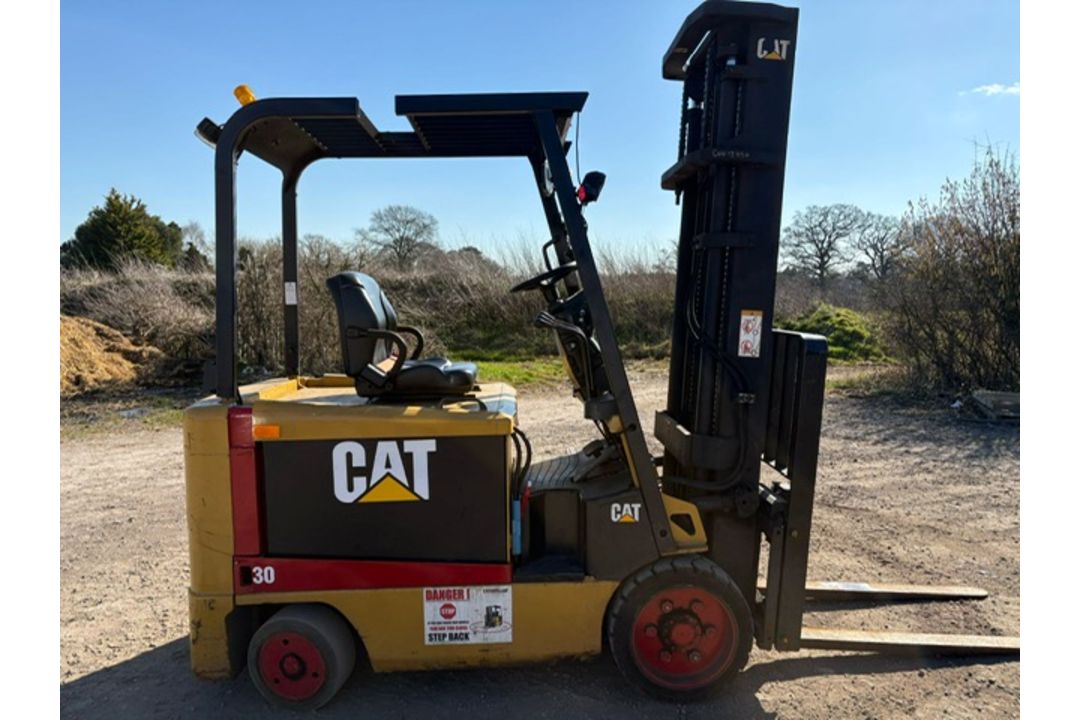 2005 Caterpillar 3 Tonne Electric Forklift, 4 Metre Lift, Side Shift - Image 3 of 16