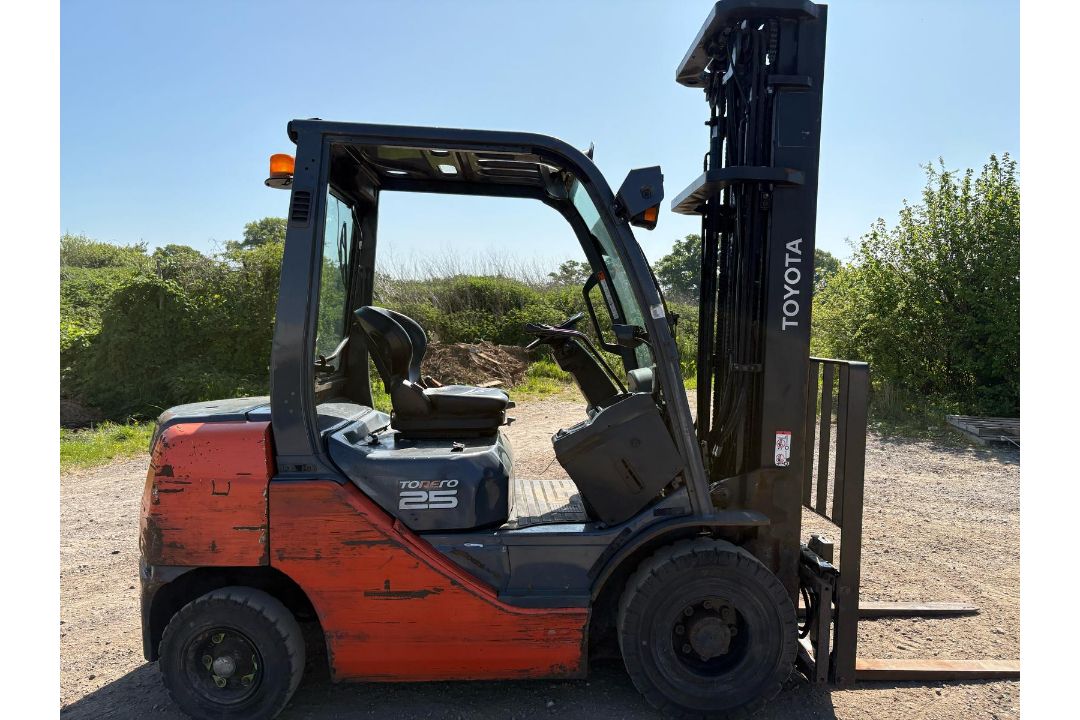 2017 Toyota 2.5 Tonne Diesel Forklift, 6124 Hours, 6m Triple Mast, Side Shift, Spare 4th Service - Image 1 of 8