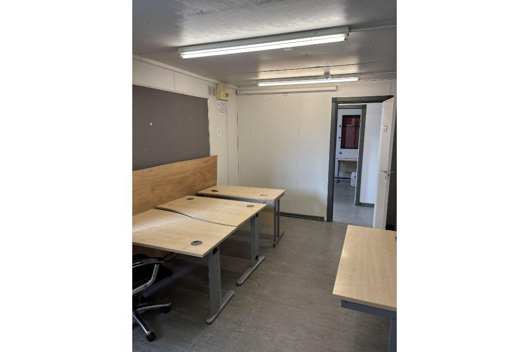 Site Office/Training Cabin With Some Desk Furniture - Image 3 of 6