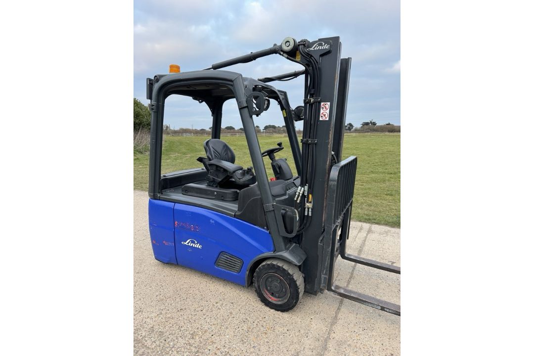 Linde 1.6t Electric Forklift, Container Spec, 6504 Hrs, 4.6m Mast, Side Shift, Comes With Charger - Image 2 of 8