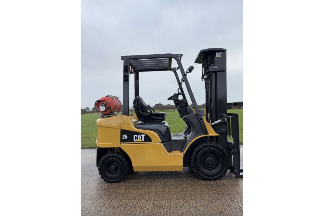 2019 Caterpillar GP25NT 2.5 Tonne Gas Forklift Truck Container Spec Low 7366 Hours - Image 2 of 14