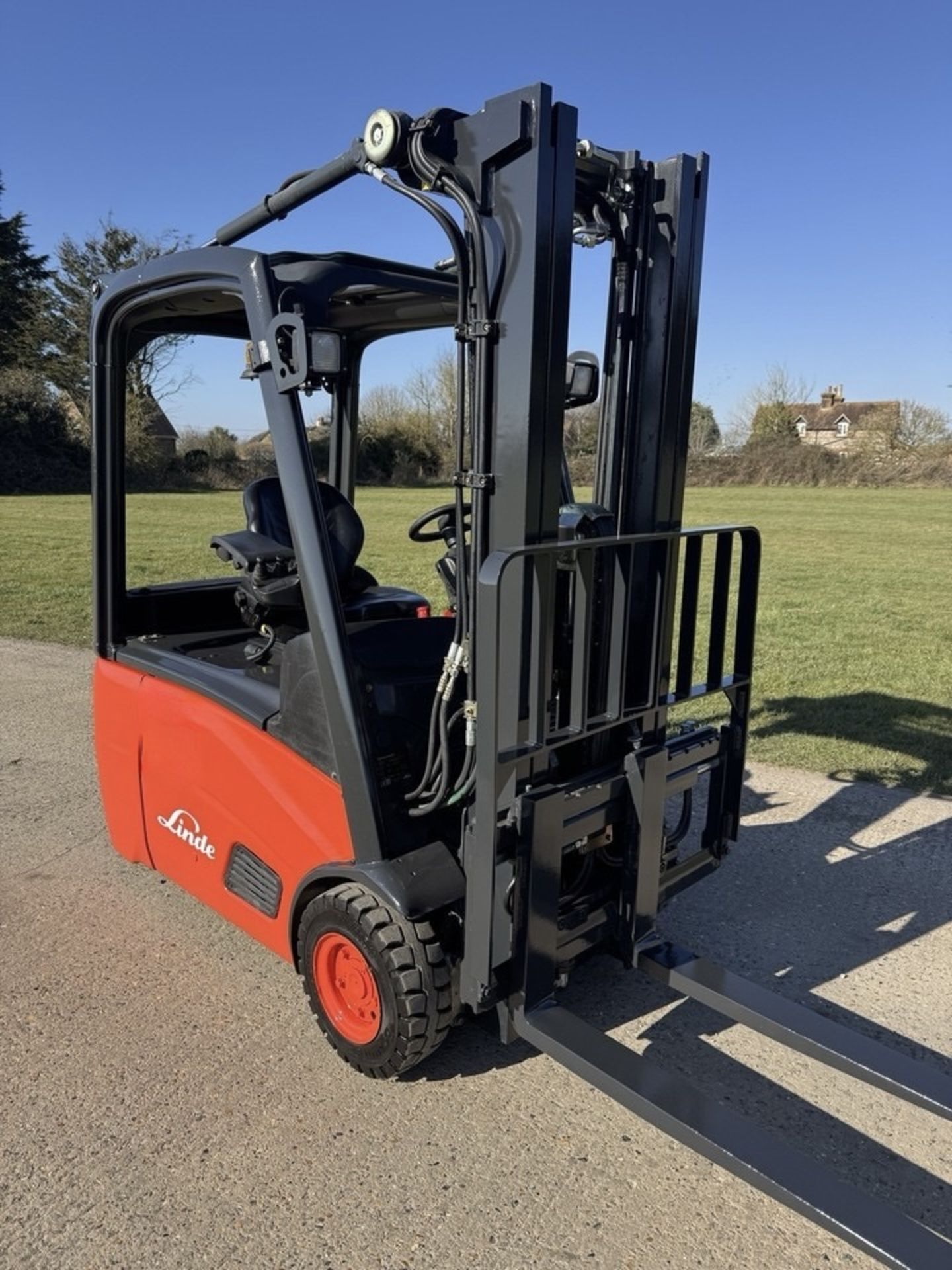 2011 Linde 1.6 Tonne Electric Forklift, ONLY 2965 HOURS, Container Spec, Complete With Charger - Image 6 of 12