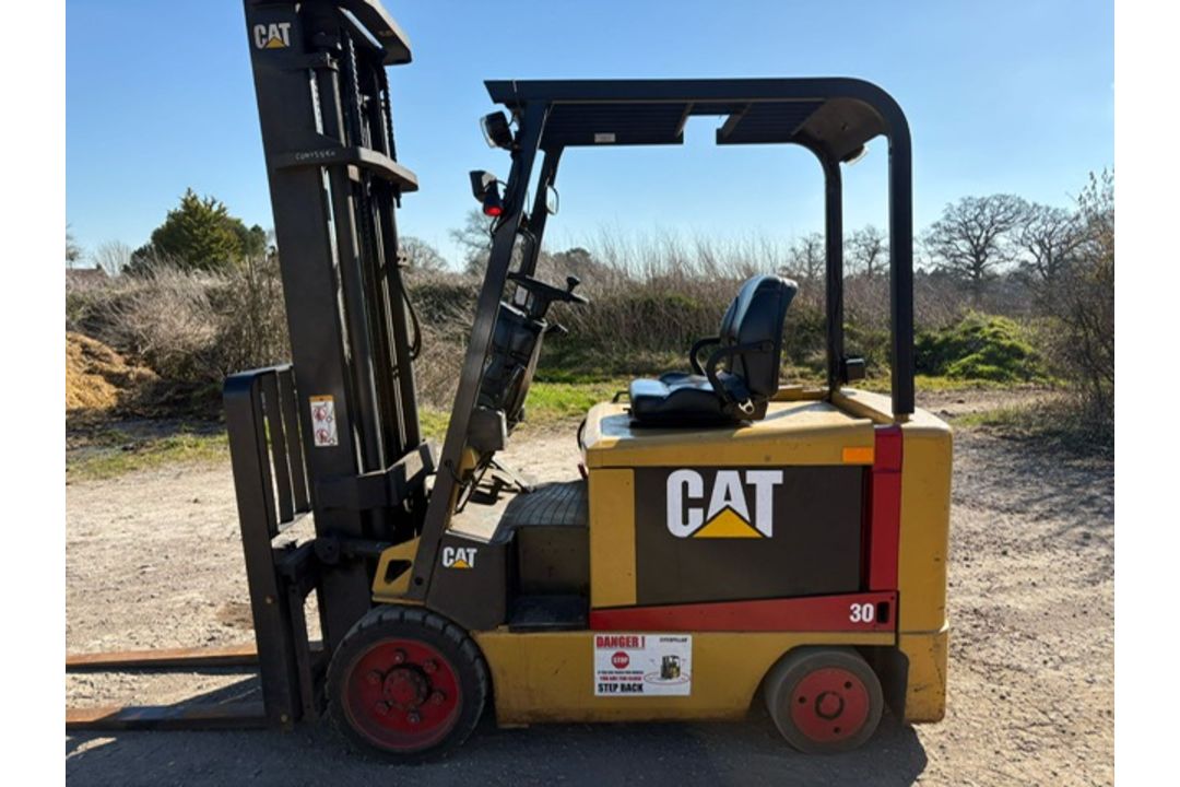 2005 Caterpillar 3 Tonne Electric Forklift, 4 Metre Lift, Side Shift - Image 5 of 16
