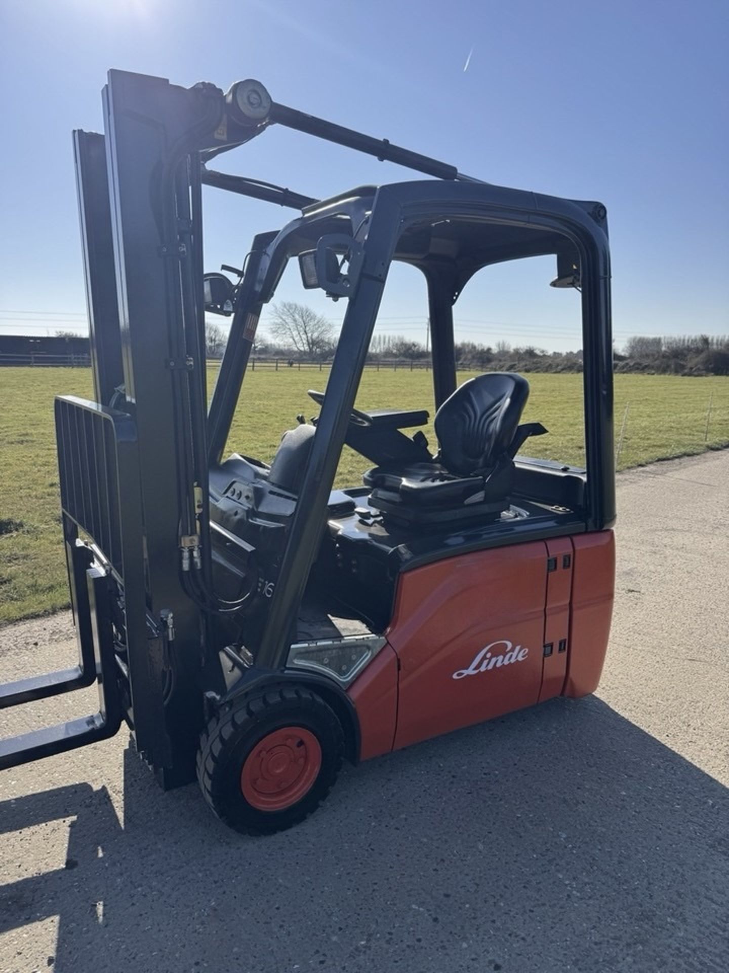 2011 Linde 1.6 Tonne Electric Forklift, ONLY 2965 HOURS, Container Spec, Complete With Charger - Image 3 of 12