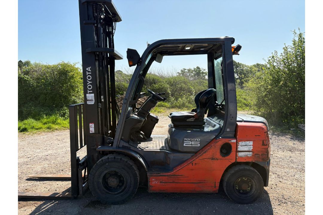 2017 Toyota 2.5 Tonne Diesel Forklift, 6124 Hours, 6m Triple Mast, Side Shift, Spare 4th Service - Image 2 of 8