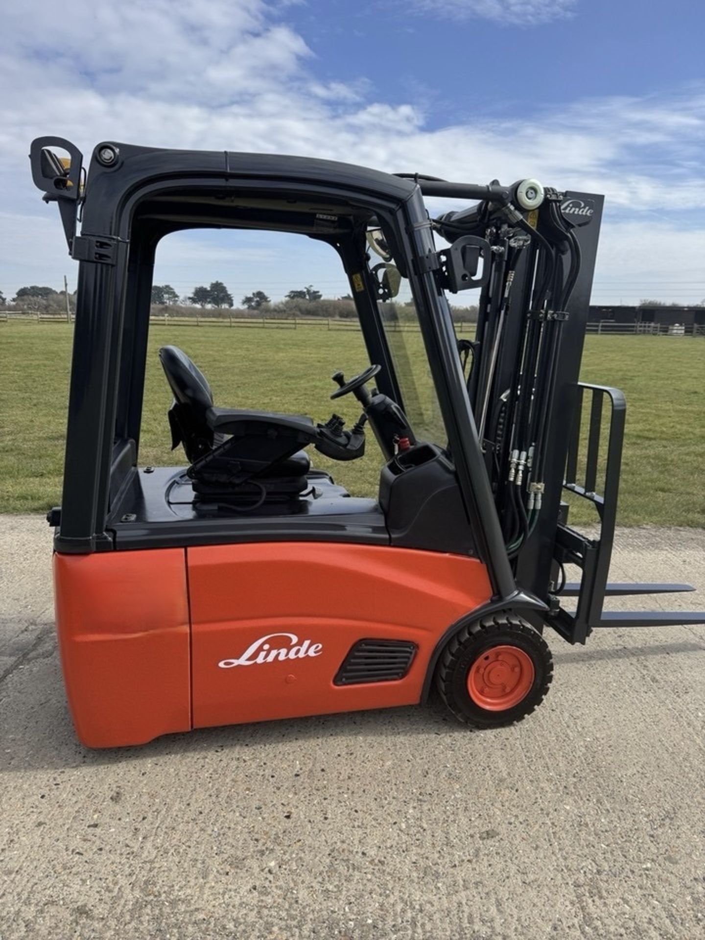 2013 Linde 1.6 Tonne Electric Forklift, Container Spec, Battery Complete With Charger