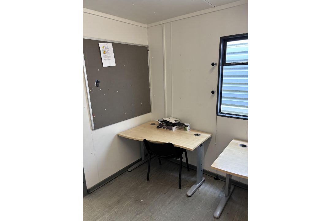 Site Office/Training Cabin With Some Desk Furniture - Image 5 of 6