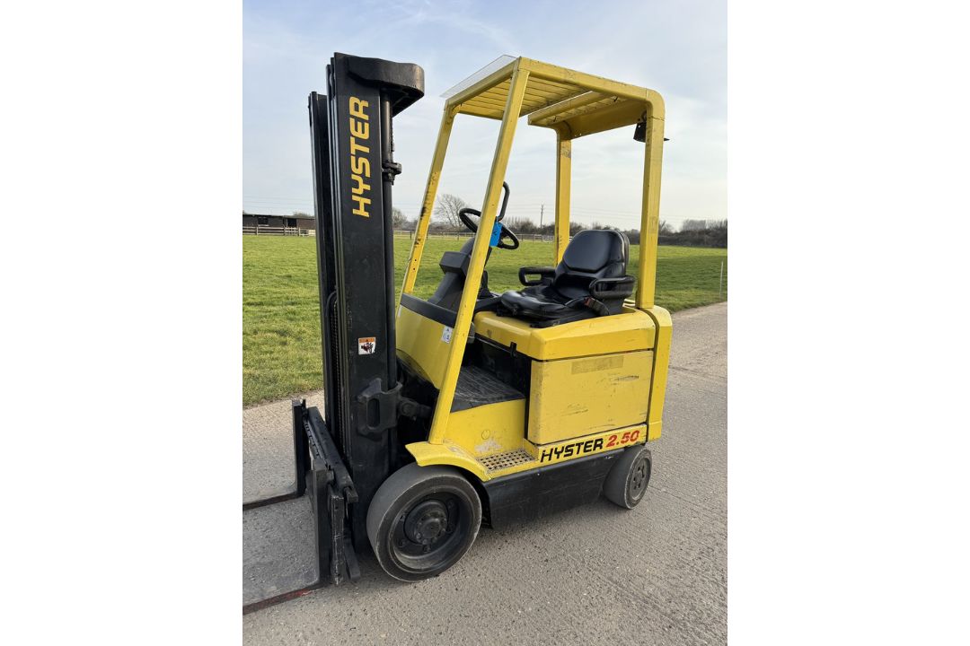 Hyster 2.5 Tonne Electric Forklift Truck, Container Spec, Complete With Charger - Image 2 of 5