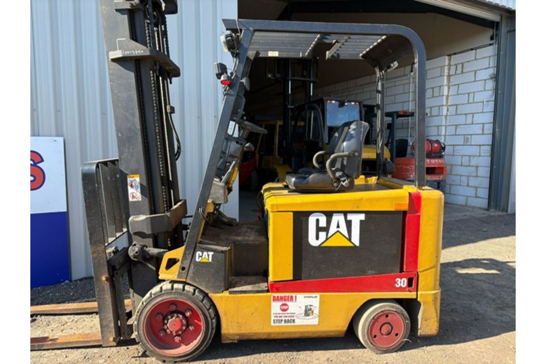 2005 Caterpillar 3 Tonne Electric Forklift, 4 Metre Lift, Side Shift - Image 1 of 16