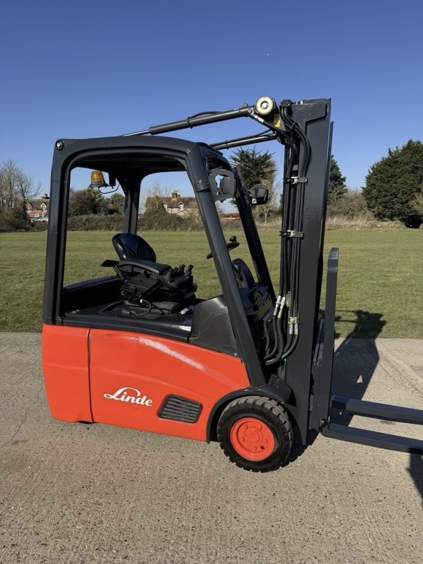 2011 Linde 1.6 Tonne Electric Forklift, ONLY 2965 HOURS, Container Spec, Complete With Charger