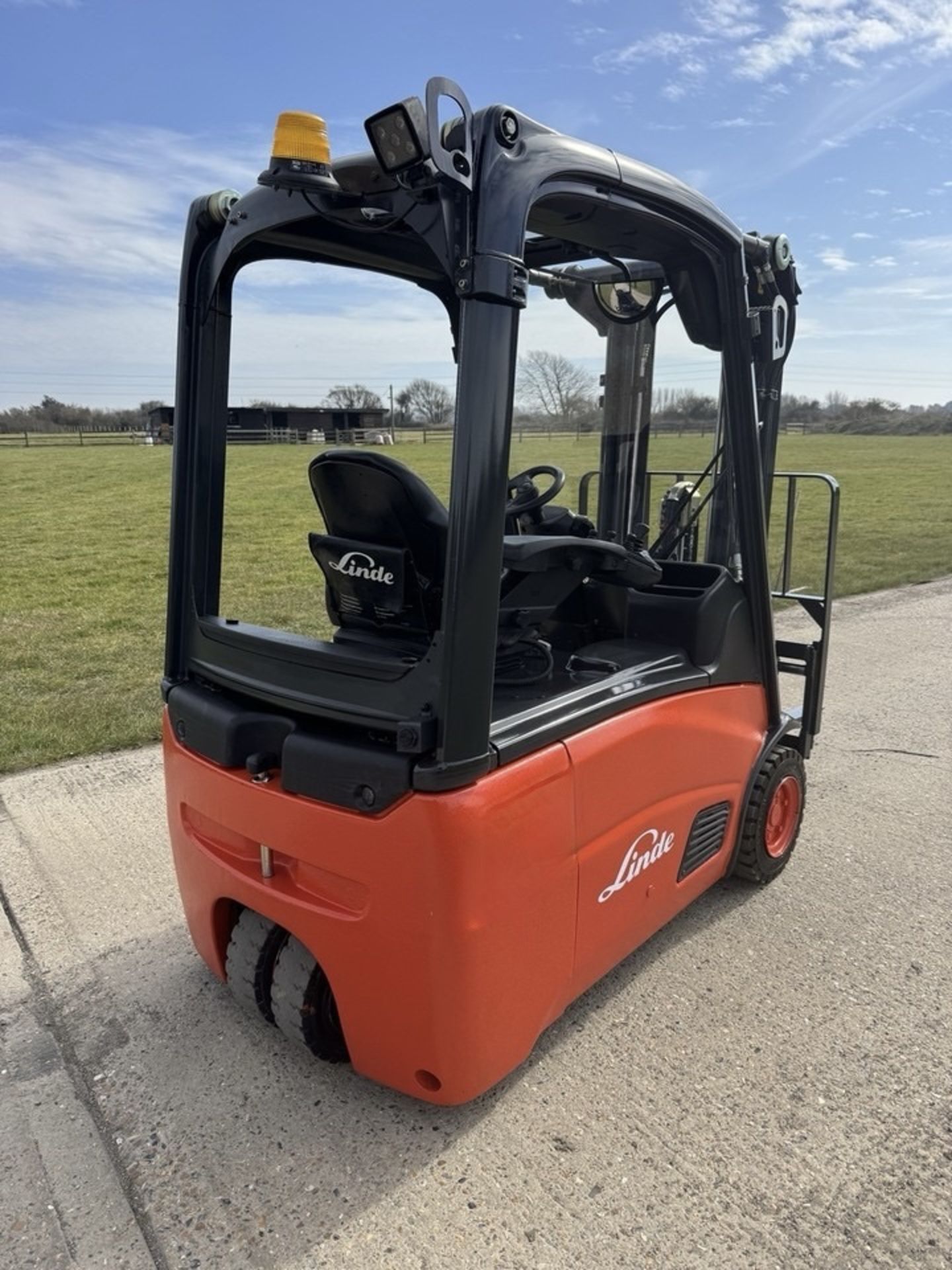 2013 Linde 1.6 Tonne Electric Forklift, Container Spec, Battery Complete With Charger - Image 8 of 12