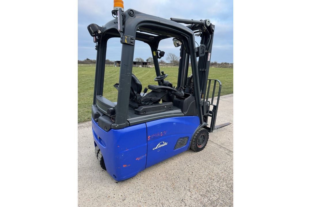 Linde 1.6t Electric Forklift, Container Spec, 6504 Hrs, 4.6m Mast, Side Shift, Comes With Charger - Image 6 of 8