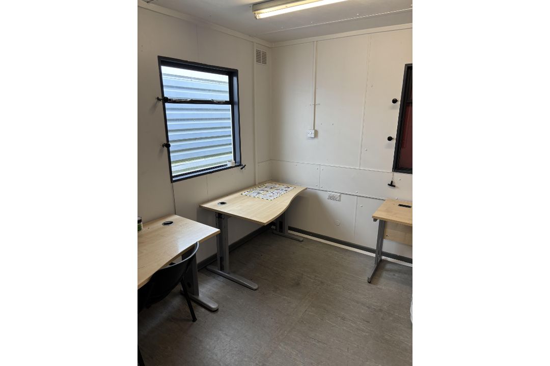 Site Office/Training Cabin With Some Desk Furniture - Image 4 of 6