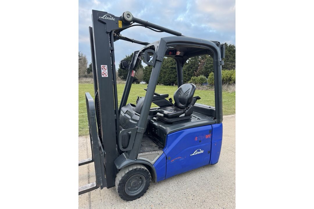 Linde 1.6t Electric Forklift, Container Spec, 6504 Hrs, 4.6m Mast, Side Shift, Comes With Charger - Image 3 of 8