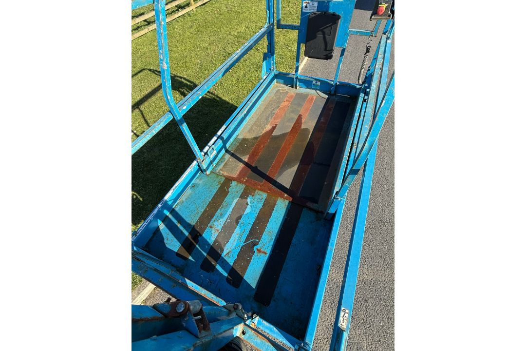 2006 Genie GS2646 Electric Scissor Lift - Image 3 of 11