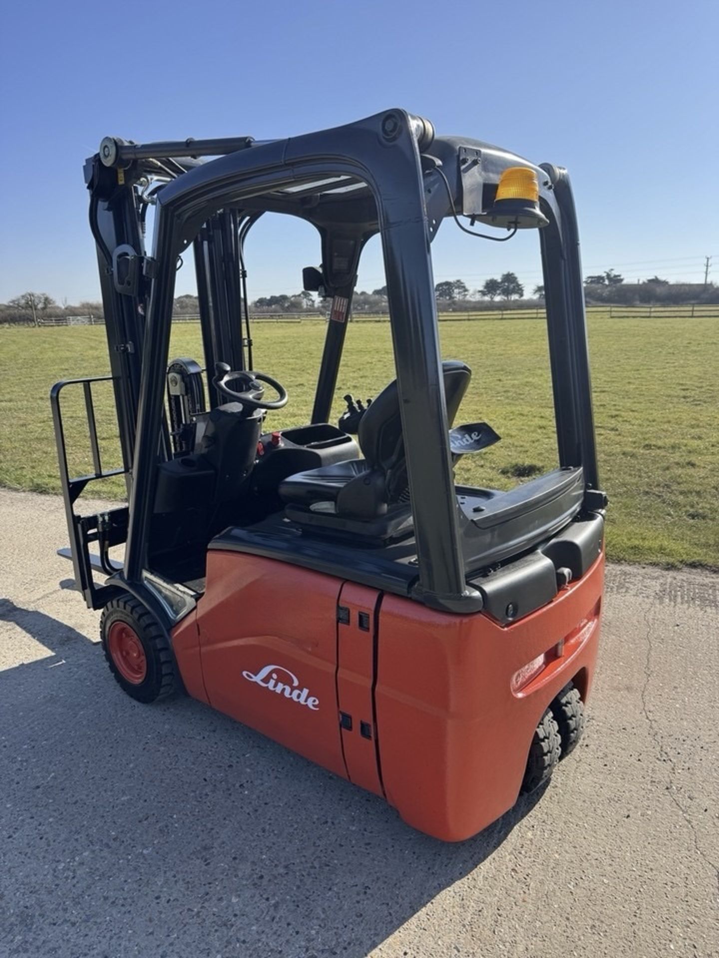 2011 Linde 1.6 Tonne Electric Forklift, ONLY 2965 HOURS, Container Spec, Complete With Charger - Image 10 of 12