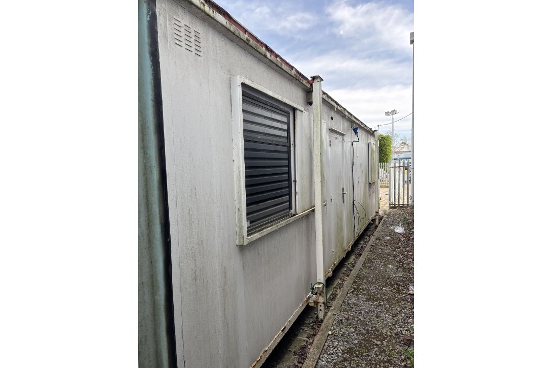 Site Office/Training Cabin With Some Desk Furniture - Image 1 of 6