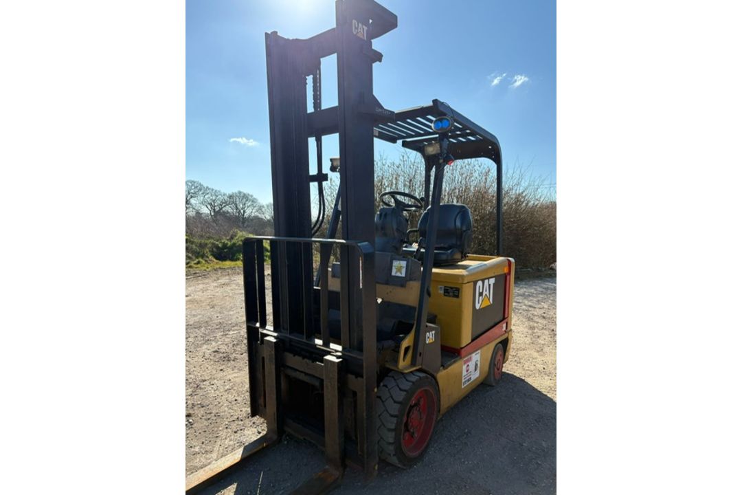 2005 Caterpillar 3 Tonne Electric Forklift, 4 Metre Lift, Side Shift - Image 8 of 16