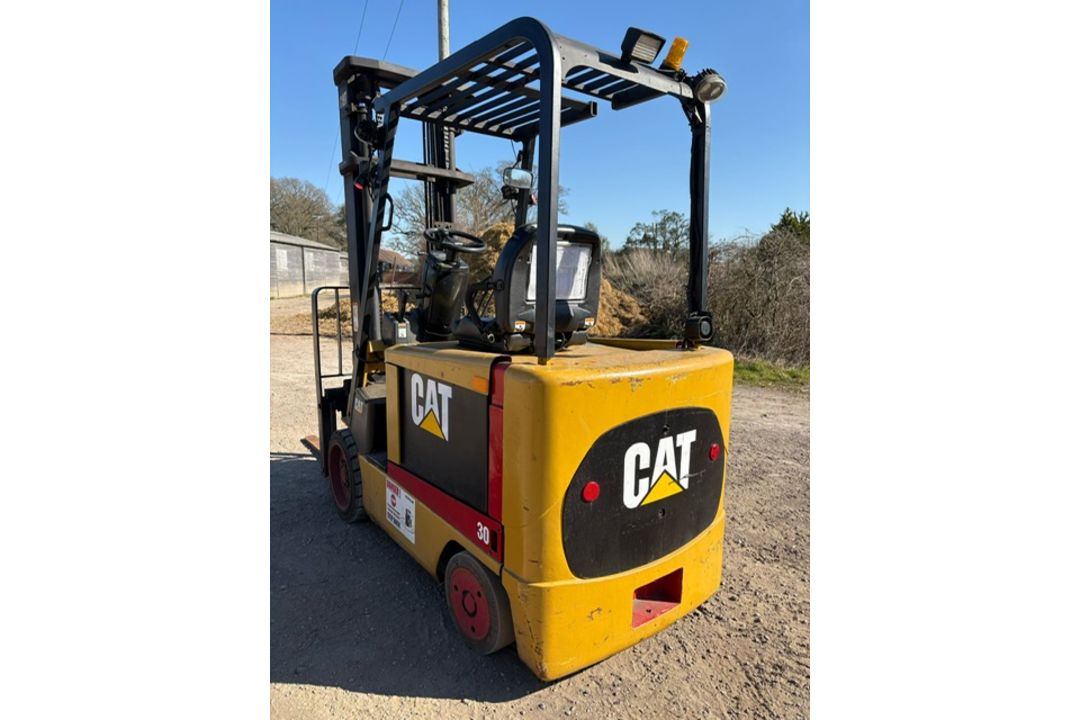 2005 Caterpillar 3 Tonne Electric Forklift, 4 Metre Lift, Side Shift - Image 9 of 16