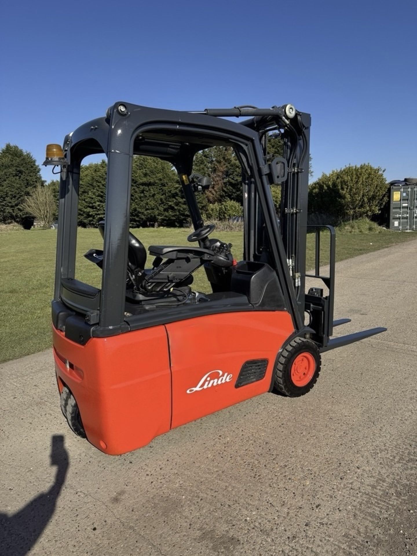 2011 Linde 1.6 Tonne Electric Forklift, ONLY 2965 HOURS, Container Spec, Complete With Charger - Image 7 of 12