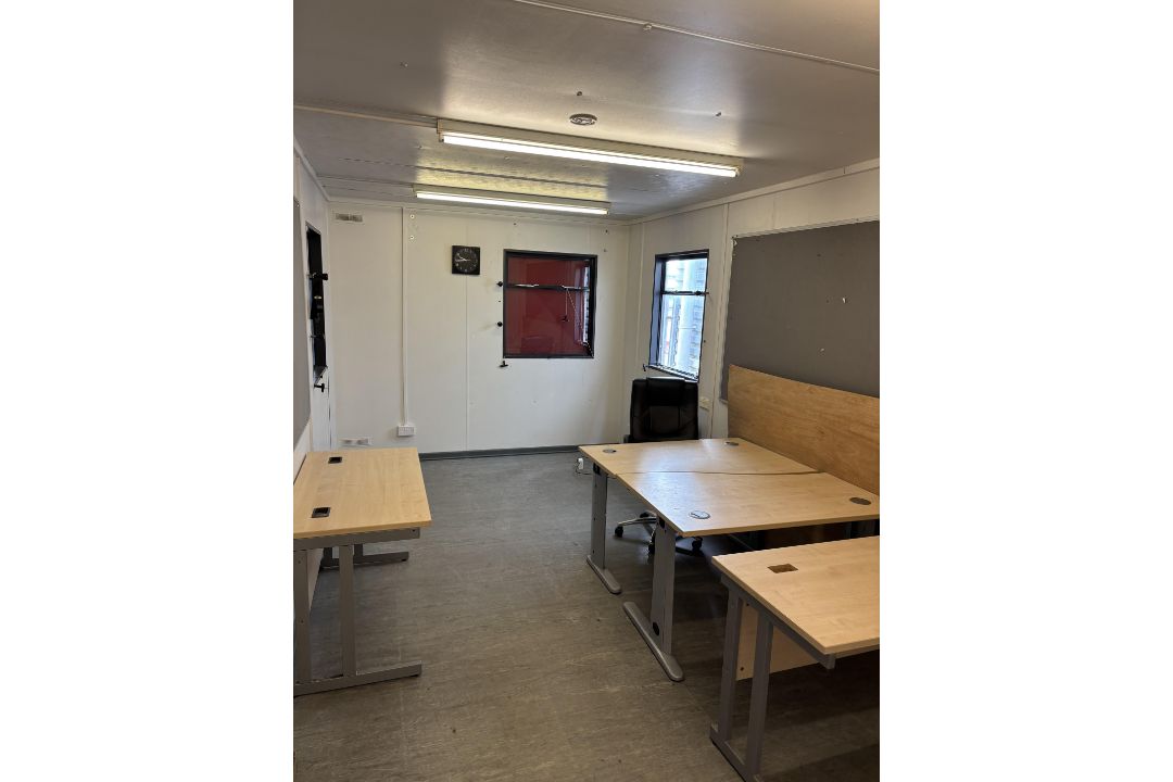 Site Office/Training Cabin With Some Desk Furniture - Image 2 of 6