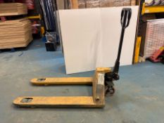CAT 2000kg Pallet Truck