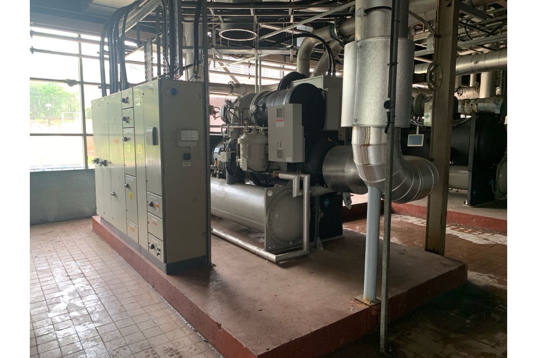 Daikin Centrifugal Compressor Chiller - Image 1 of 27