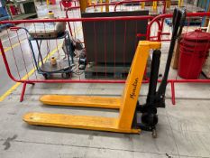Manutan 1000Kg High Lift Pallet Truck - No Reserve