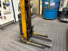 Manual Lift Truck - No Reserve