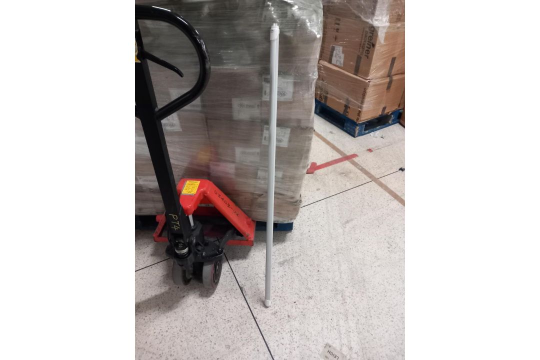 500 x Single LED Tube Lights Brand New No Reserve - Image 1 of 2