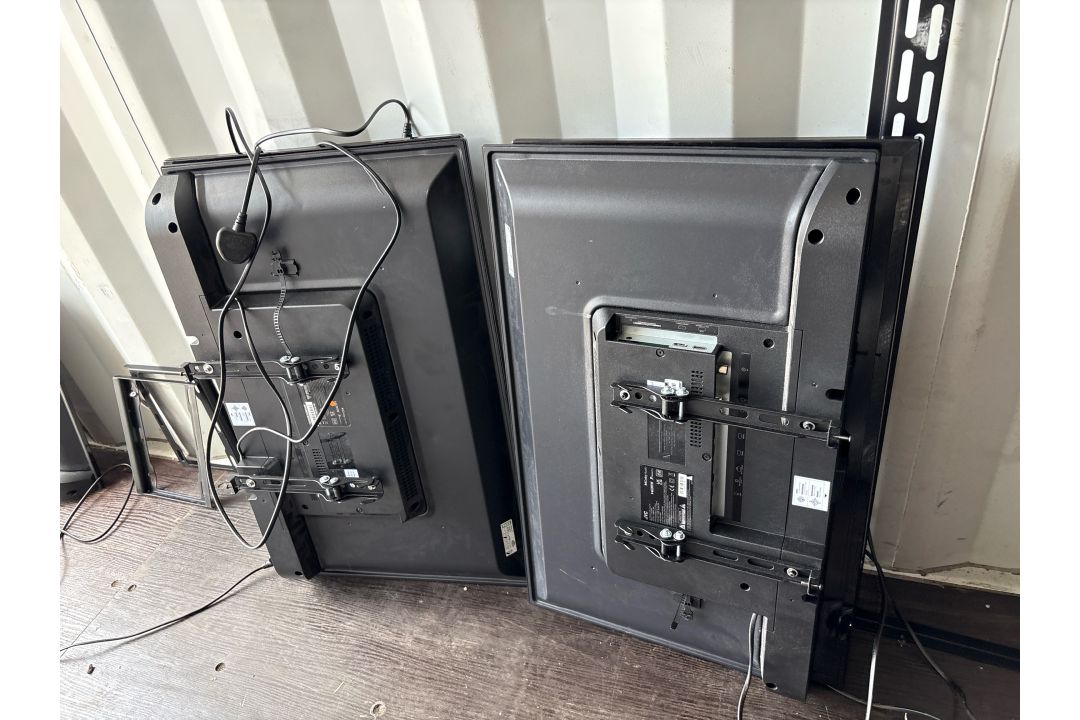 JVC 32 Inch Screen x4 - Image 1 of 4