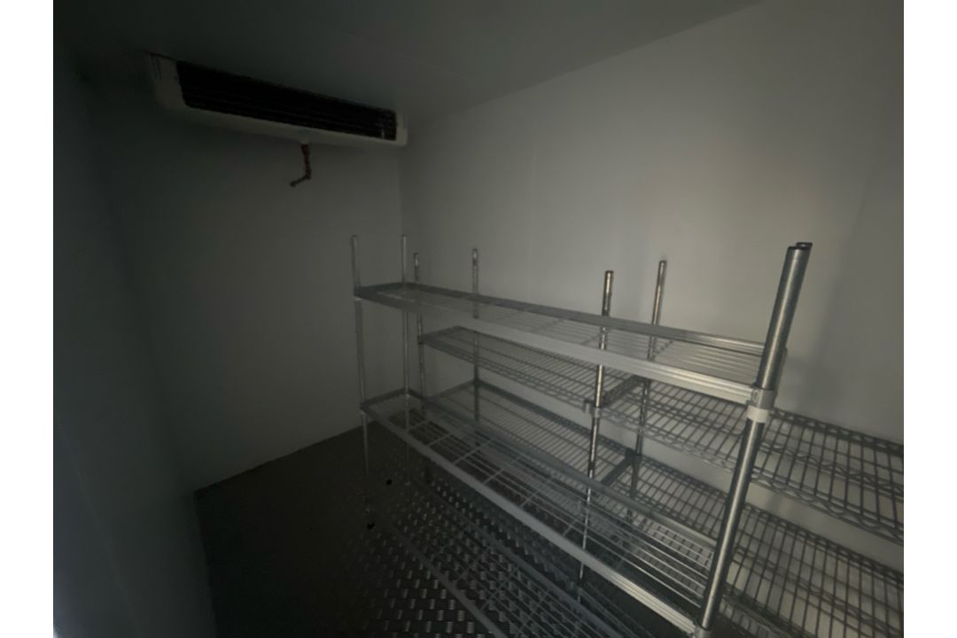 Commercial Grade Walk in Freezer - Image 4 of 12