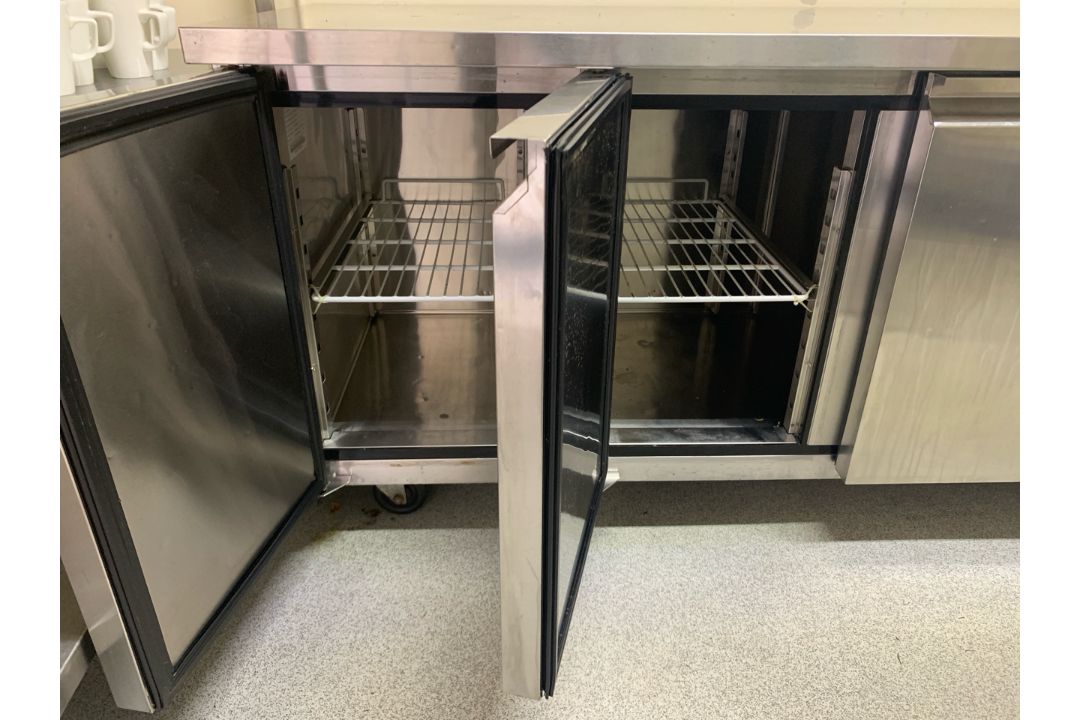 Interlevin 3 Door Under Counter Fridge - NEXT BID WINS - Image 4 of 10