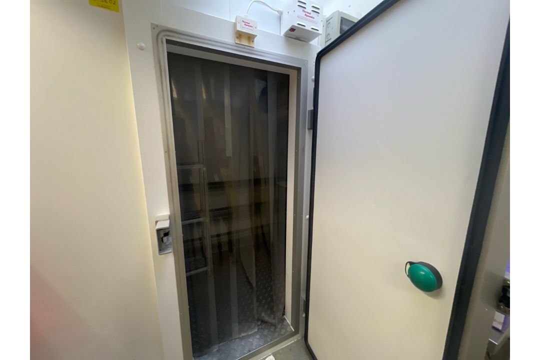 Commercial Grade Walk in Freezer - Image 3 of 12
