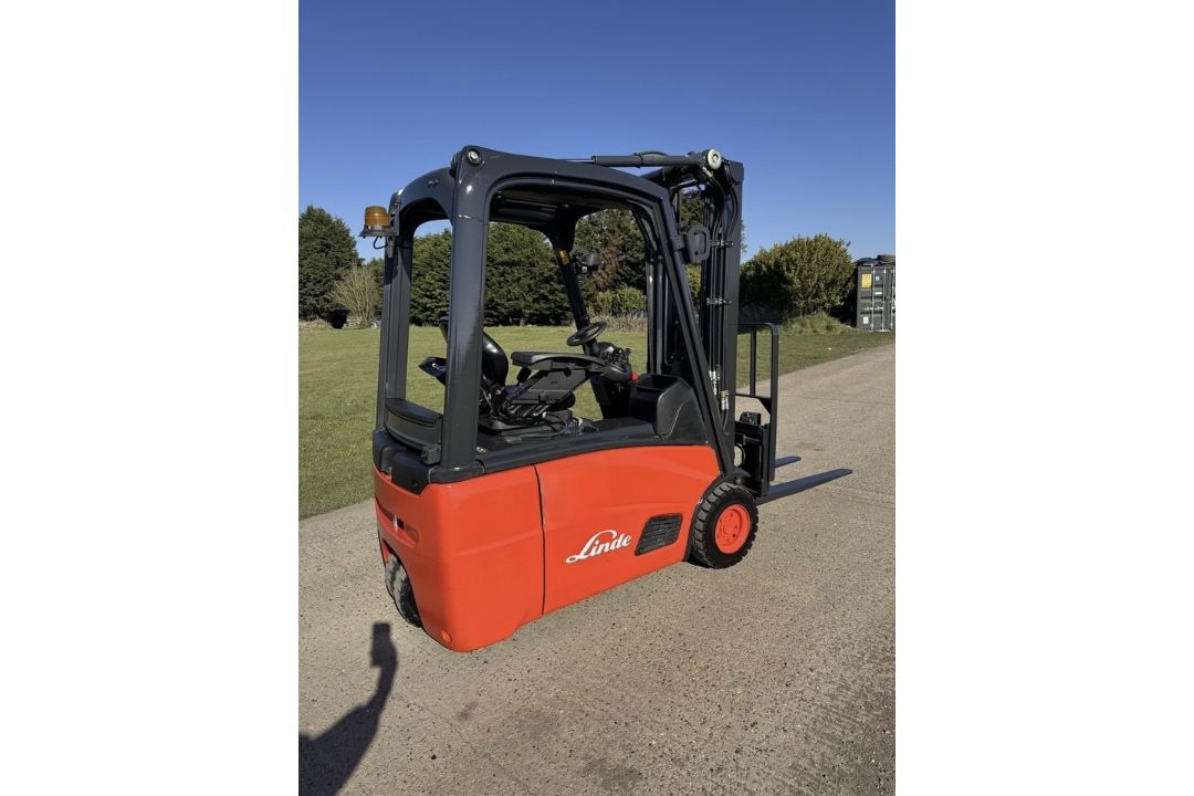2011 Linde 1.6 Tonne Electric Forklift, ONLY 2965 HOURS, Container Spec, Complete With Charger - Image 8 of 12