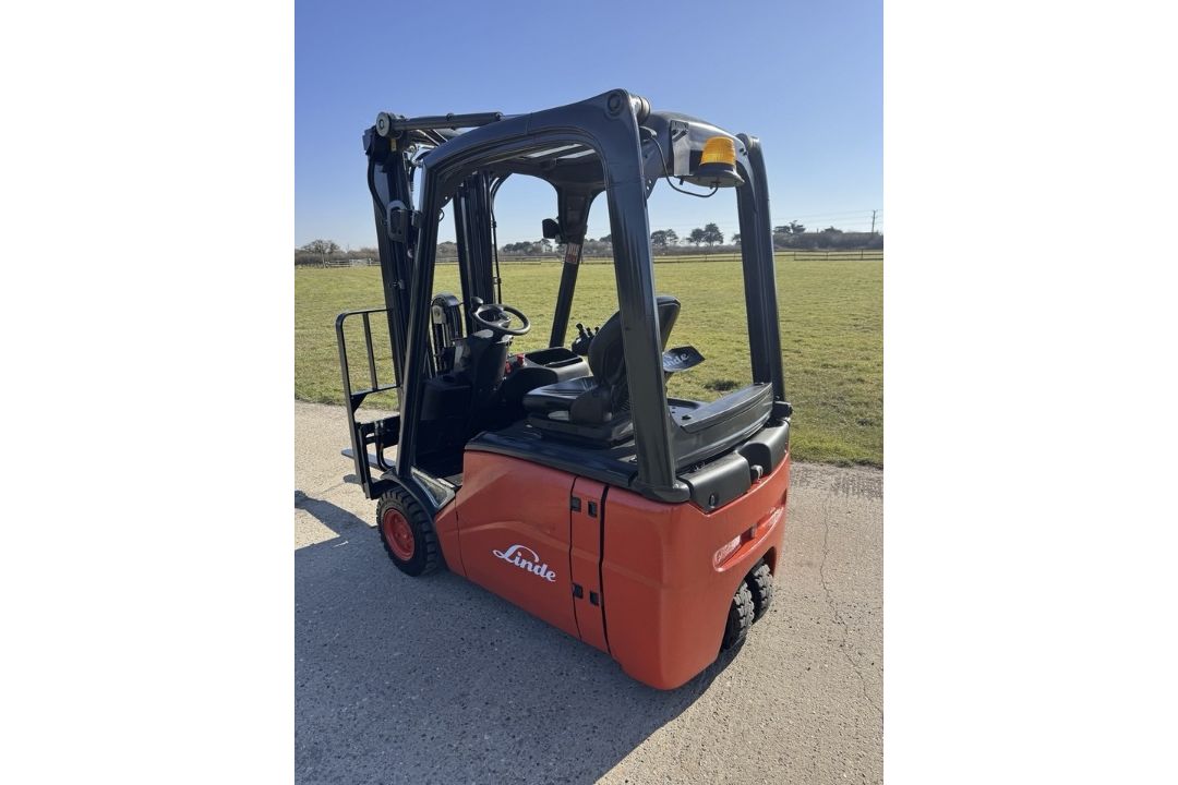 2011 Linde 1.6 Tonne Electric Forklift, ONLY 2965 HOURS, Container Spec, Complete With Charger - Image 10 of 12