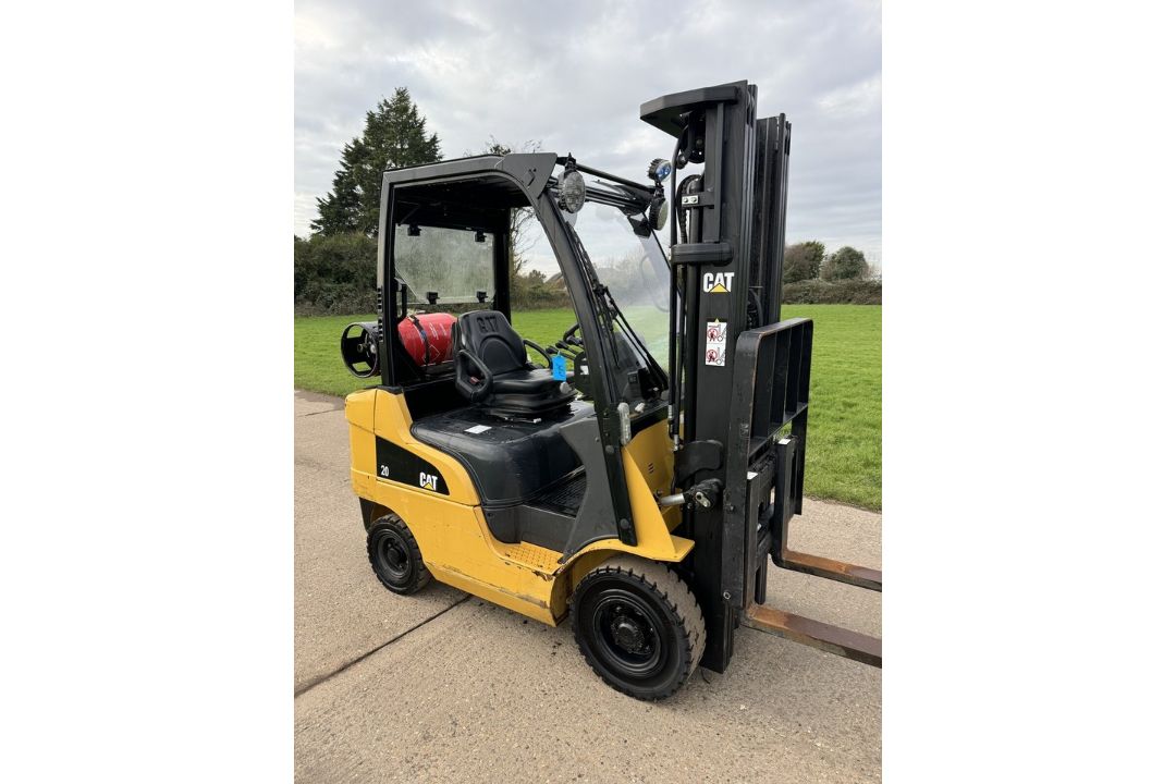 2011 Caterpillar 2 Tonne Gas Forklift, Container Spec, Triple Mast - Image 2 of 5