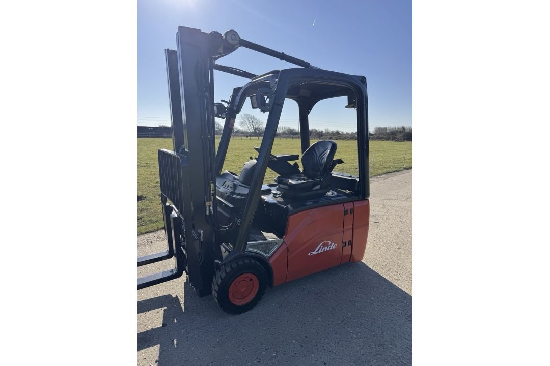 2011 Linde 1.6 Tonne Electric Forklift, ONLY 2965 HOURS, Container Spec, Complete With Charger - Image 3 of 12