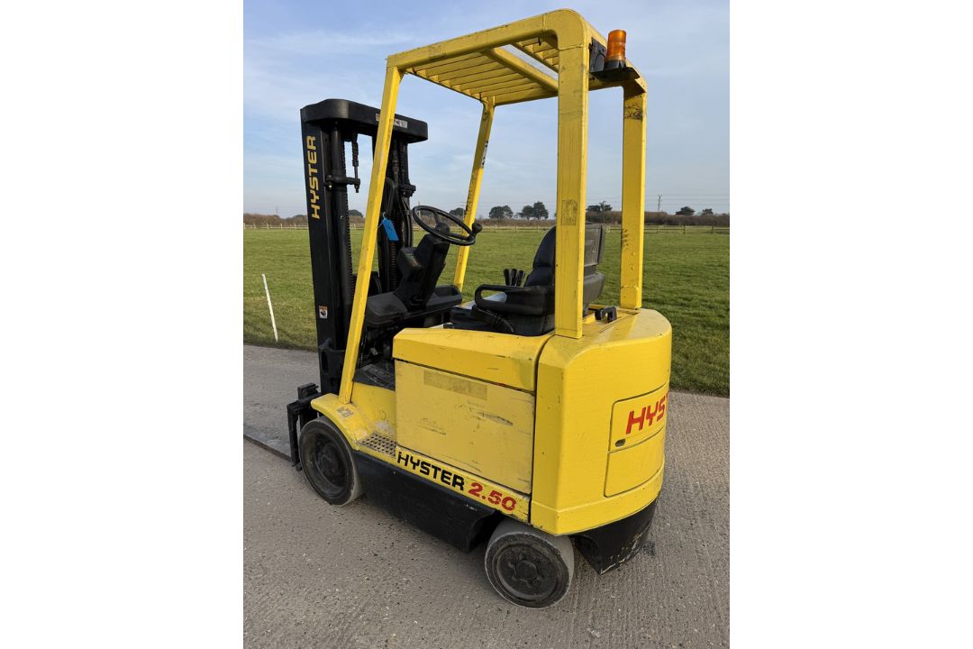 Hyster 2.5 Tonne Electric Forklift Truck, Container Spec, Complete With Charger - Image 3 of 5