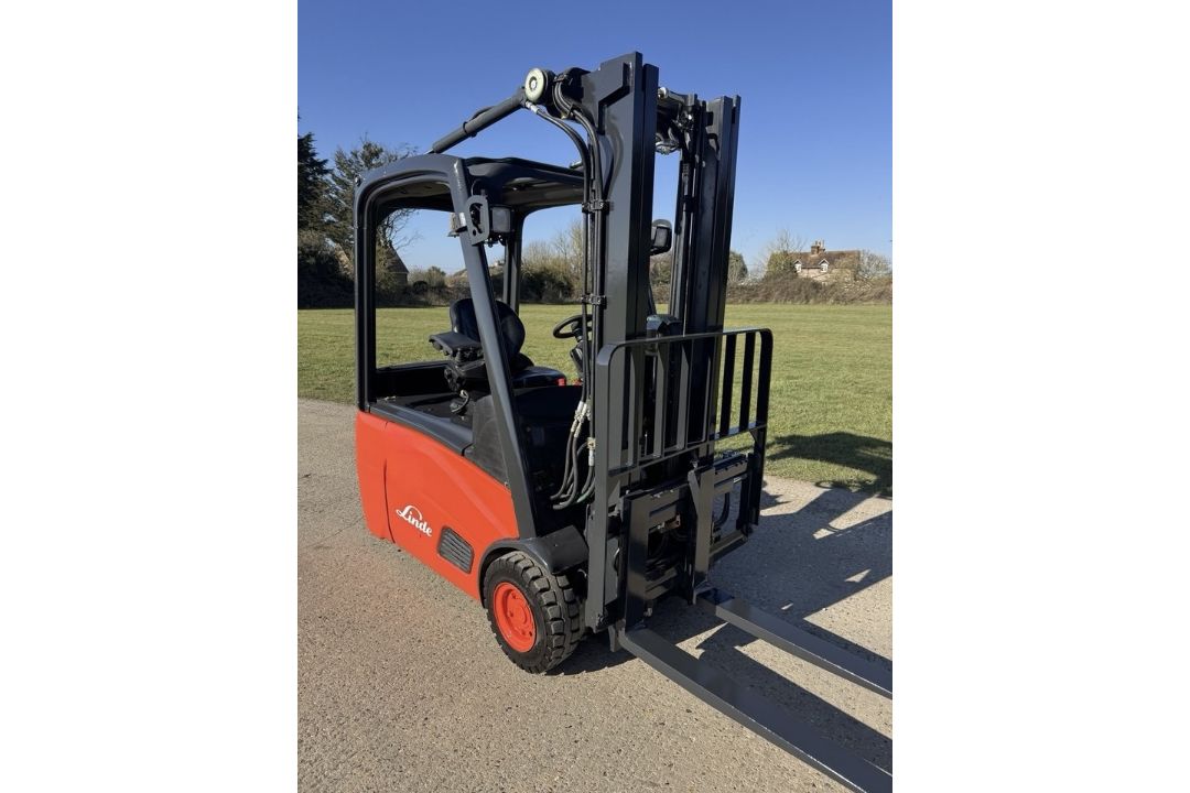 2011 Linde 1.6 Tonne Electric Forklift, ONLY 2965 HOURS, Container Spec, Complete With Charger - Image 5 of 12