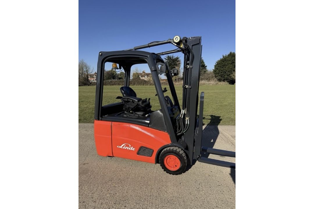 2011 Linde 1.6 Tonne Electric Forklift, ONLY 2965 HOURS, Container Spec, Complete With Charger - Image 2 of 12