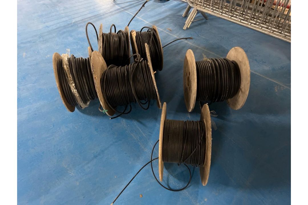 Roll Of Cables x6 - Image 1 of 14