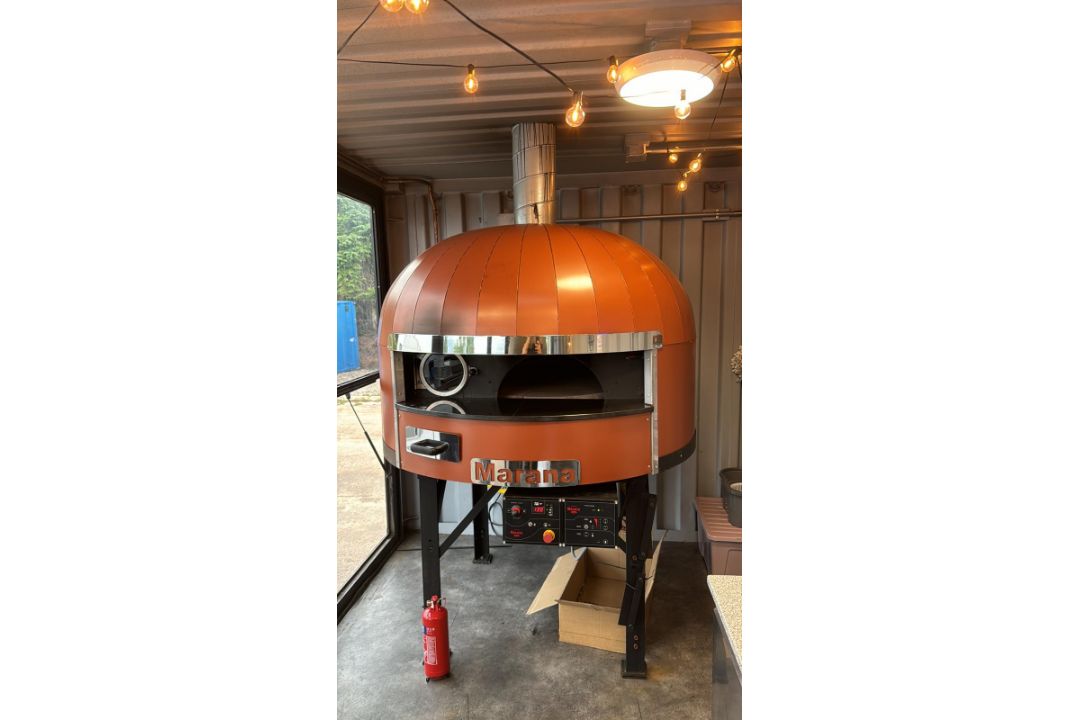 18T HGV Truck Converted Into A Pizza Truck, 2 Professional Ovens: 1. Neapolitan Wood Oven with - Image 4 of 14