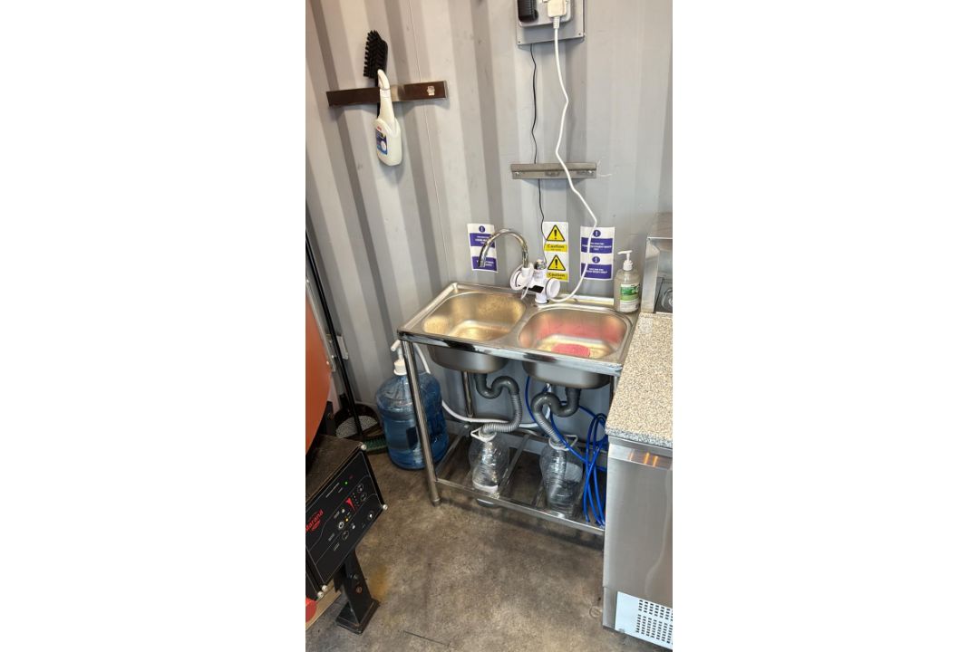 18T HGV Truck Converted Into A Pizza Truck, 2 Professional Ovens: 1. Neapolitan Wood Oven with - Image 7 of 14