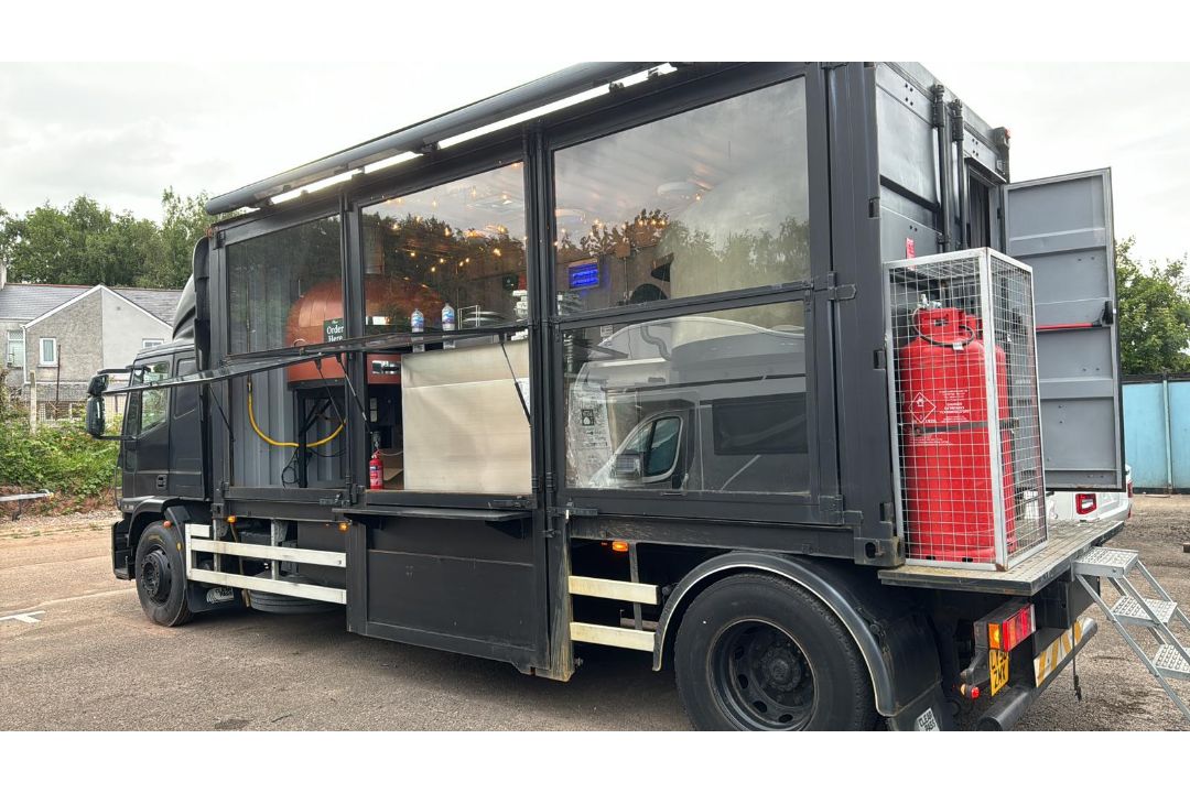 18T HGV Truck Converted Into A Pizza Truck, 2 Professional Ovens: 1. Neapolitan Wood Oven with - Image 1 of 14