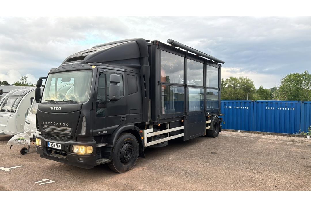18T HGV Truck Converted Into A Pizza Truck, 2 Professional Ovens: 1. Neapolitan Wood Oven with - Image 2 of 14