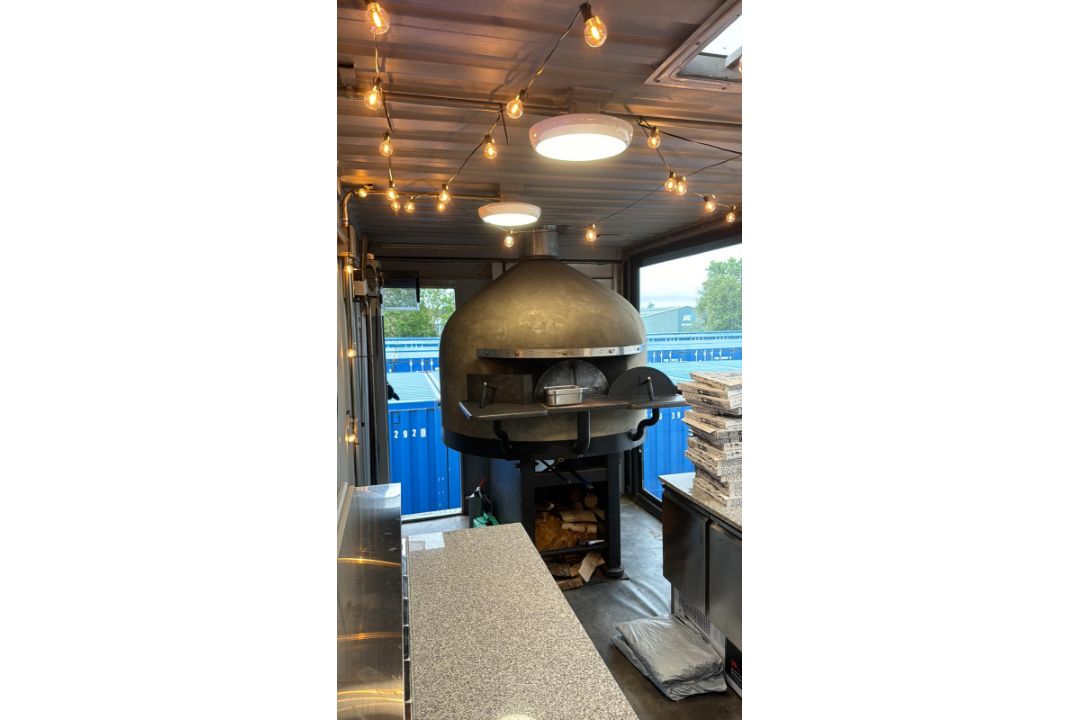 18T HGV Truck Converted Into A Pizza Truck, 2 Professional Ovens: 1. Neapolitan Wood Oven with - Image 5 of 14